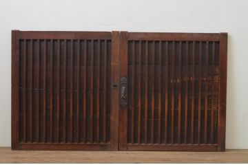 アンティーク建具　欅(ケヤキ)材枠　和の空間を演出する縦桟板戸窓2枚セット(引き戸、格子戸)(R-067952)