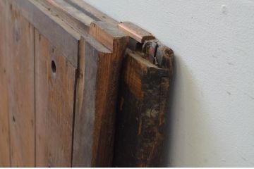 アンティーク建具　杉材のすすけた味わいが魅力的な横桟の板戸窓2枚セット(引き戸、格子戸、舞良戸)(R-067953)