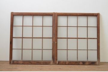 アンティーク建具　どこか懐かしい雰囲気を感じる升目(マス目)格子入りのガラス窓2枚セット(きつね格子、狐格子、引き戸、ガラス戸)(R-067956)
