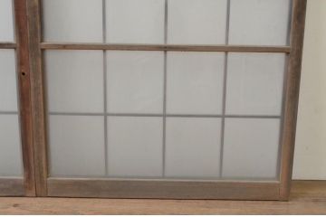 アンティーク建具　どこか懐かしい雰囲気を感じる升目(マス目)格子入りのガラス窓2枚セット(きつね格子、狐格子、引き戸、ガラス戸)(R-067956)