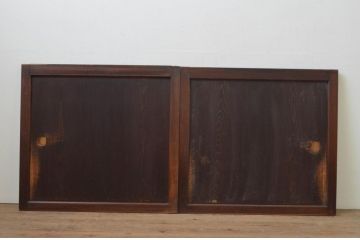 アンティーク建具　和の趣溢れる欅(ケヤキ)枠と杉板の板戸窓2枚セット(引き戸)(R-067962)