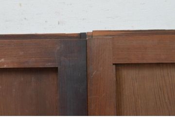 アンティーク建具　和の趣溢れる欅(ケヤキ)枠と杉板の板戸窓2枚セット(引き戸)(R-067962)