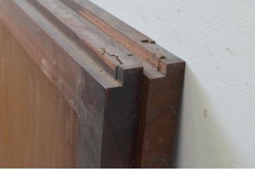アンティーク建具　和の趣溢れる欅(ケヤキ)枠と杉板の板戸窓2枚セット(引き戸)(R-067962)