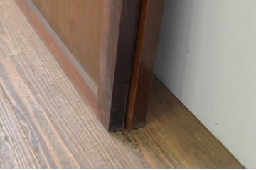 アンティーク建具　和の趣溢れる欅(ケヤキ)枠と杉板の板戸窓2枚セット(引き戸)(R-067962)