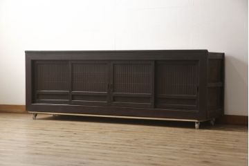 和製アンティーク　美品!! 希少デザイン!! 四枚引き戸　上品な佇まいが魅力的な珍しいサイズの水屋箪笥ローボード(テレビ台、テレビボード、時代箪笥、サイドキャビネット、収納棚、戸棚、食器棚)(R-067971)
