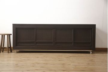 和製アンティーク　美品!! 希少デザイン!! 四枚引き戸　上品な佇まいが魅力的な珍しいサイズの水屋箪笥ローボード(テレビ台、テレビボード、時代箪笥、サイドキャビネット、収納棚、戸棚、食器棚)(R-067971)