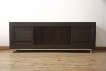 和製アンティーク　美品!! 希少デザイン!! 四枚引き戸　上品な佇まいが魅力的な珍しいサイズの水屋箪笥ローボード(テレビ台、テレビボード、時代箪笥、サイドキャビネット、収納棚、戸棚、食器棚)(R-067971)
