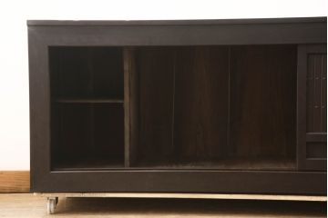 和製アンティーク　美品!! 希少デザイン!! 四枚引き戸　上品な佇まいが魅力的な珍しいサイズの水屋箪笥ローボード(テレビ台、テレビボード、時代箪笥、サイドキャビネット、収納棚、戸棚、食器棚)(R-067971)