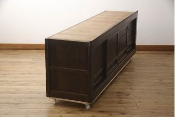 和製アンティーク　美品!! 希少デザイン!! 四枚引き戸　上品な佇まいが魅力的な珍しいサイズの水屋箪笥ローボード(テレビ台、テレビボード、時代箪笥、サイドキャビネット、収納棚、戸棚、食器棚)(R-067971)