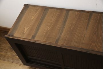 和製アンティーク　美品!! 希少デザイン!! 四枚引き戸　上品な佇まいが魅力的な珍しいサイズの水屋箪笥ローボード(テレビ台、テレビボード、時代箪笥、サイドキャビネット、収納棚、戸棚、食器棚)(R-067971)
