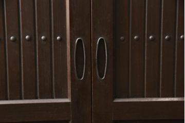 和製アンティーク　美品!! 希少デザイン!! 四枚引き戸　上品な佇まいが魅力的な珍しいサイズの水屋箪笥ローボード(テレビ台、テレビボード、時代箪笥、サイドキャビネット、収納棚、戸棚、食器棚)(R-067971)