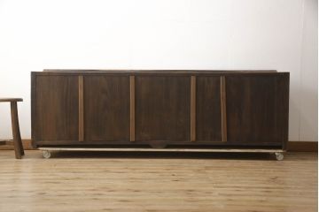 和製アンティーク　美品!! 希少デザイン!! 四枚引き戸　上品な佇まいが魅力的な珍しいサイズの水屋箪笥ローボード(テレビ台、テレビボード、時代箪笥、サイドキャビネット、収納棚、戸棚、食器棚)(R-067971)