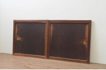 アンティーク建具　和の趣溢れる欅(ケヤキ)枠と杉板の板戸窓2枚セット(引き戸)(R-067981)