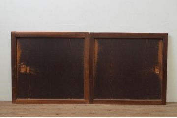 アンティーク建具　和の趣溢れる欅(ケヤキ)枠と杉板の板戸窓2枚セット(引き戸)(R-067981)
