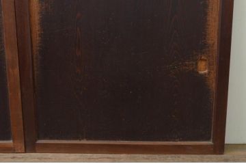 アンティーク建具　和の趣溢れる欅(ケヤキ)枠と杉板の板戸窓2枚セット(引き戸)(R-067981)