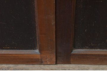 アンティーク建具　和の趣溢れる欅(ケヤキ)枠と杉板の板戸窓2枚セット(引き戸)(R-067981)
