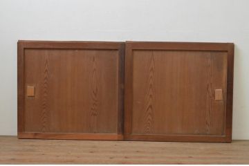 アンティーク建具　和の趣溢れる欅(ケヤキ)枠と杉板の板戸窓2枚セット(引き戸)(R-067981)
