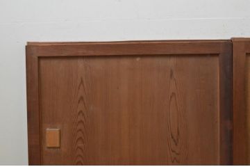 アンティーク建具　和の趣溢れる欅(ケヤキ)枠と杉板の板戸窓2枚セット(引き戸)(R-067981)