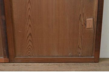 アンティーク建具　和の趣溢れる欅(ケヤキ)枠と杉板の板戸窓2枚セット(引き戸)(R-067981)