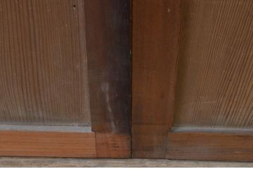 アンティーク建具　和の趣溢れる欅(ケヤキ)枠と杉板の板戸窓2枚セット(引き戸)(R-067981)