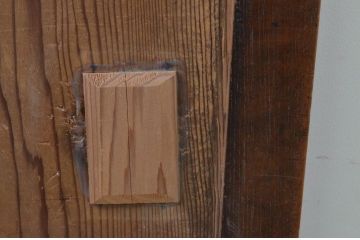 アンティーク建具　和の趣溢れる欅(ケヤキ)枠と杉板の板戸窓2枚セット(引き戸)(R-067981)