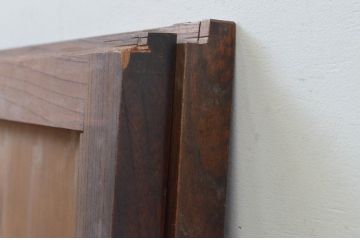 アンティーク建具　和の趣溢れる欅(ケヤキ)枠と杉板の板戸窓2枚セット(引き戸)(R-067981)