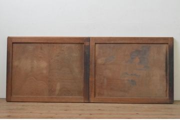 アンティーク建具　和の趣溢れる杉材枠と欅(ケヤキ)材の板戸窓2枚セット(引き戸)(R-067982)