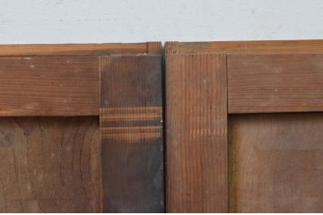 アンティーク建具　和の趣溢れる杉材枠と欅(ケヤキ)材の板戸窓2枚セット(引き戸)(R-067982)