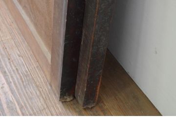アンティーク建具　和の趣溢れる杉材枠と欅(ケヤキ)材の板戸窓2枚セット(引き戸)(R-067982)
