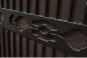 アンティーク建具　透かし彫りが目を惹く縦桟の引き戸窓2枚セット(板戸、格子戸)(R-067993)