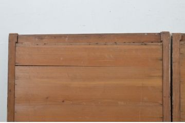 アンティーク建具　透かし彫りが目を惹く縦桟の引き戸窓2枚セット(板戸、格子戸)(R-067993)