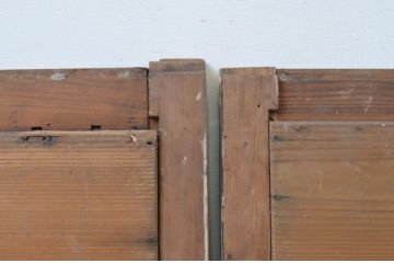 アンティーク建具　透かし彫りが目を惹く縦桟の引き戸窓2枚セット(板戸、格子戸)(R-067993)