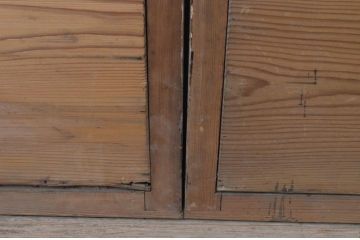 アンティーク建具　透かし彫りが目を惹く縦桟の引き戸窓2枚セット(板戸、格子戸)(R-067993)