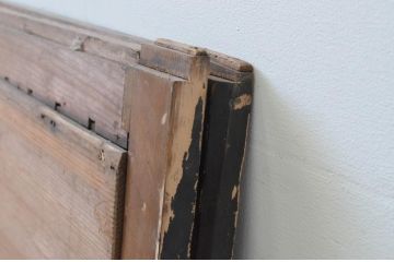 アンティーク建具　透かし彫りが目を惹く縦桟の引き戸窓2枚セット(板戸、格子戸)(R-067993)
