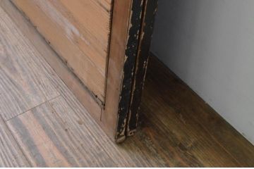 アンティーク建具　透かし彫りが目を惹く縦桟の引き戸窓2枚セット(板戸、格子戸)(R-067993)