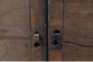 アンティーク建具　総欅(ケヤキ)材　上質な和の空間を演出する縦桟板戸窓2枚セット(引き戸、格子戸)(R-067994)