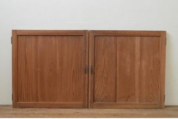 アンティーク建具　杉材　経年を感じさせる木味が魅力の両開き板戸窓1対2枚セット(木製扉)(R-067998)