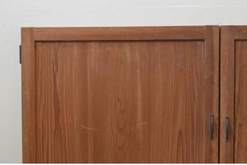 アンティーク建具　杉材　経年を感じさせる木味が魅力の両開き板戸窓1対2枚セット(木製扉)(R-067998)