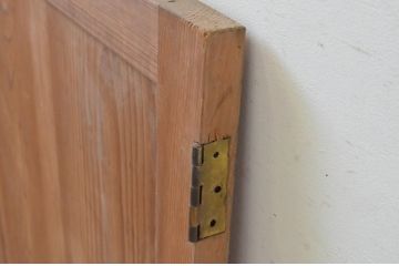 アンティーク建具　杉材　経年を感じさせる木味が魅力の両開き板戸窓1対2枚セット(木製扉)(R-067998)