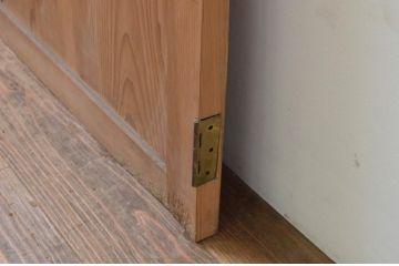 アンティーク建具　杉材　経年を感じさせる木味が魅力の両開き板戸窓1対2枚セット(木製扉)(R-067998)