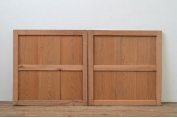 アンティーク建具　杉材　経年を感じさせる木味が魅力の両開き板戸窓1対2枚セット(木製扉)(R-067998)