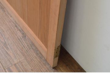 アンティーク建具　杉材　経年を感じさせる木味が魅力の両開き板戸窓1対2枚セット(木製扉)(R-067998)