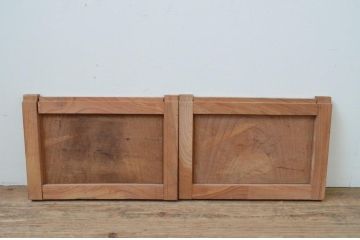 アンティーク建具　　和の趣を感じられる小さな板戸窓2枚セット(引き戸)(R-068002)