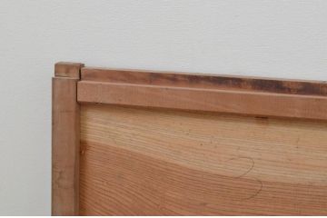 アンティーク建具　欅(ケヤキ)材一枚板　経年による木味が味わい深い小さな板戸窓2枚セット(引き戸)(R-068004)