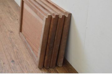 アンティーク建具　欅(ケヤキ)材一枚板　経年による木味が味わい深い小さな板戸窓4枚セット(引き戸)(R-068005)