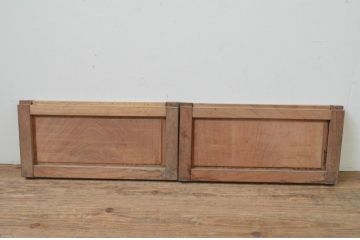 アンティーク建具　　総欅(ケヤキ)材　和の趣を感じられる小さな板戸窓2枚セット(引き戸)(R-068006)