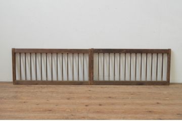 アンティーク建具　経年を感じさせる木味が魅力の横長格子窓2枚セット(格子戸、引き戸)(R-068011)