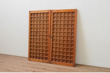 アンティーク建具　木の温かみが感じられるマス目(升目)の格子窓2枚セット(きつね格子、狐格子、格子戸、板戸、引き戸)(R-068016)