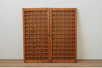 アンティーク建具　木の温かみが感じられるマス目(升目)の格子窓2枚セット(きつね格子、狐格子、格子戸、板戸、引き戸)(R-068016)