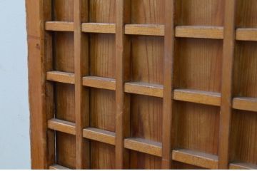 アンティーク建具　木の温かみが感じられるマス目(升目)の格子窓2枚セット(きつね格子、狐格子、格子戸、板戸、引き戸)(R-068016)